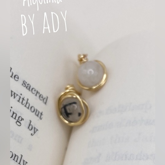White and black needle rutile gold stud earrings - Picture 1 of 1